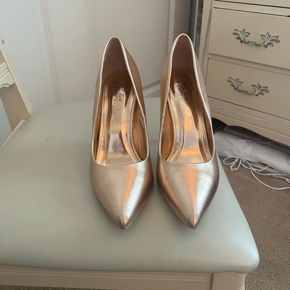 Excellent condition Gold Heels - Picture 2 of 6